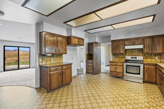 307 Mansfield Road, Hollister CA: https://media.crmls.org/mediaz/01eee949-f205-4fb4-8e4e-72c508d0c386.jpg