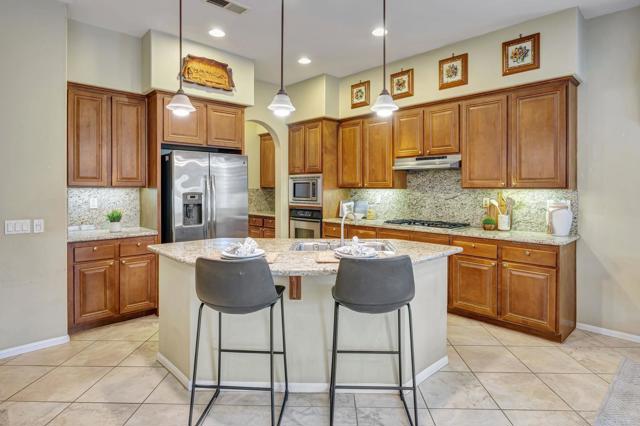 2706 VALLEYCREEK CIR, Chula Vista CA: https://media.crmls.org/mediaz/01f09104-7708-4a10-b08c-09e98cff0849.jpg
