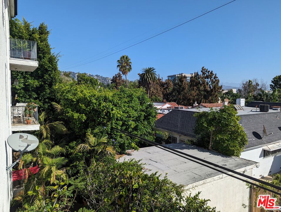 https://media.crmls.org/mediaz/01f0c1d6-83ac-4963-b095-81ed8f0b210e.jpg?preset=X-Large
