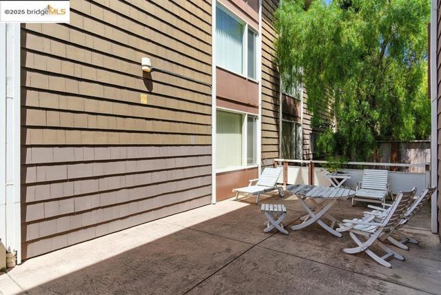 2601 College Ave, Berkeley CA: https://media.crmls.org/mediaz/01f1915b-9ce3-4b33-9a4a-14b0ed8f678c.jpg