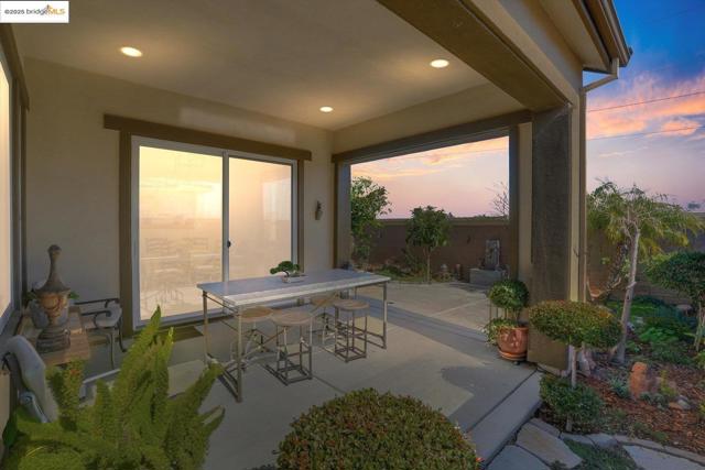 1577 Chianti LN, Brentwood CA: https://media.crmls.org/mediaz/01f20fd3-3620-4cfe-91ad-f91bf71deeba.jpg