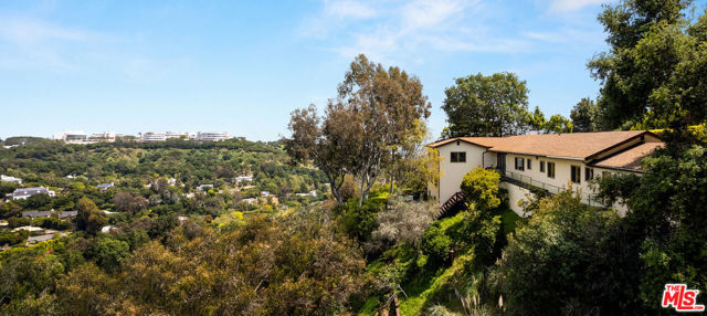1018 N Tigertail Road, Los Angeles CA: https://media.crmls.org/mediaz/01f2c8a9-c21c-40cb-949b-cfc236ae45cc.jpg