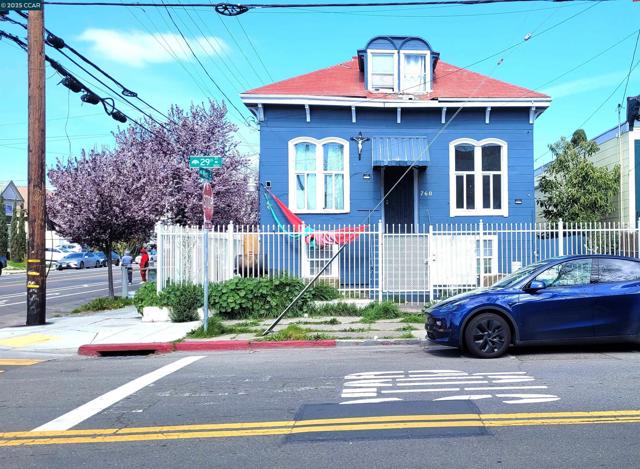 760 29th Street, Oakland CA: https://media.crmls.org/mediaz/01f31492-ba8c-4d5d-9d26-2a624b88af45.jpg