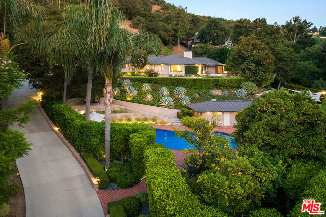 3818 Hollyline Avenue, Sherman Oaks CA: https://media.crmls.org/mediaz/01f317c2-9b84-491f-a00a-79187825c65c.jpg