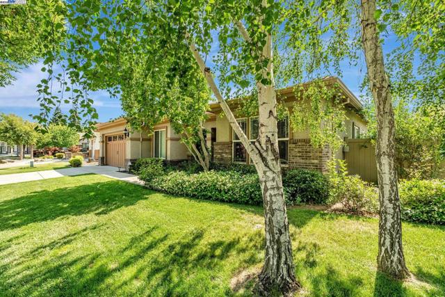 2453 Gardenstone Pl, Manteca CA: https://media.crmls.org/mediaz/01f3372a-307f-4d82-b95d-7685c769454d.jpg