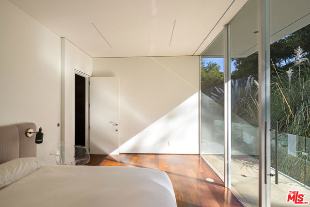 9727 Oak Pass Road, Beverly Hills CA: https://media.crmls.org/mediaz/01f34695-aa9a-42df-a844-26c29f9c2b15.jpg