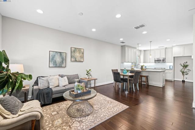 389 Basswood Cmn, Livermore CA: https://media.crmls.org/mediaz/01f35ae3-95a8-42fc-a149-b168ee2afe18.jpg