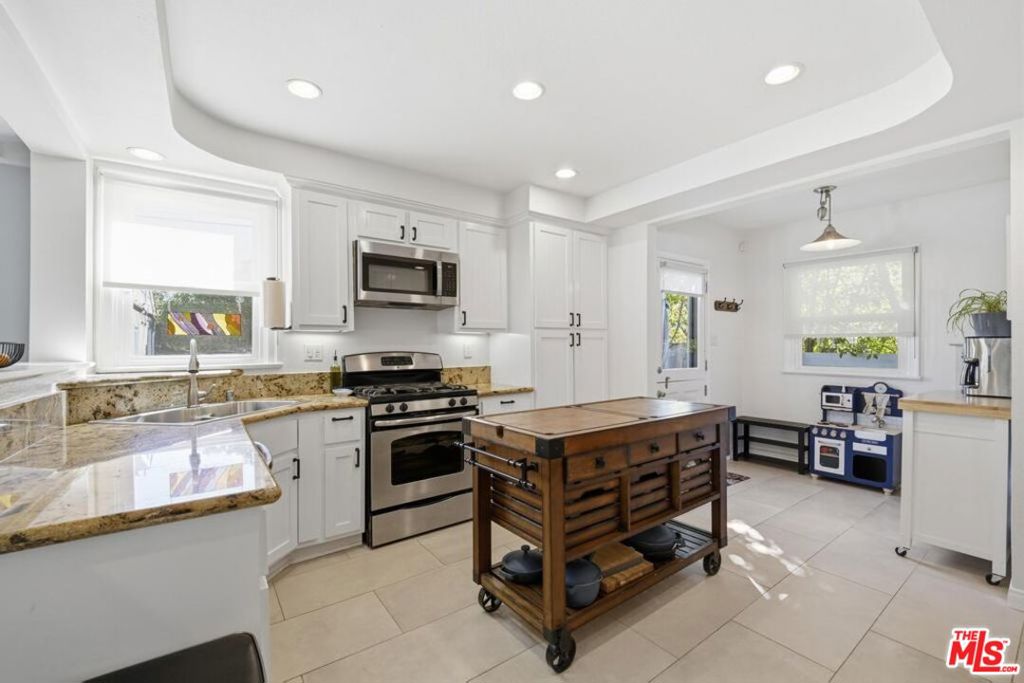 https://media.crmls.org/mediaz/01f4e559-e92e-426f-9dd5-115370a7bc47.jpg?preset=X-Large