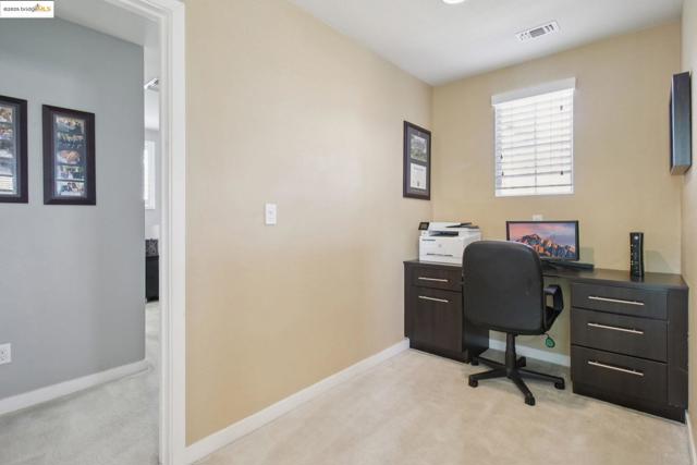 124 Clear Lake Ct, Oakley CA: https://media.crmls.org/mediaz/01f62668-920a-4c37-a8a9-043cd5bf9798.jpg