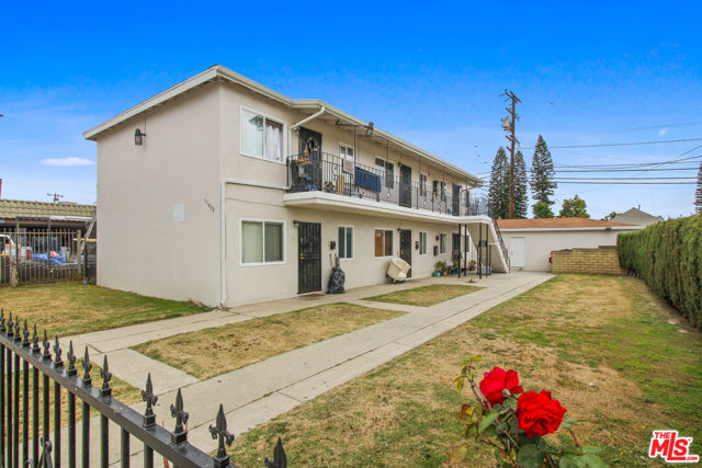 11032 Atlantic Avenue, Lynwood CA: https://media.crmls.org/mediaz/01f75be7-0466-4bf8-bd1a-adb22fc43441.jpg