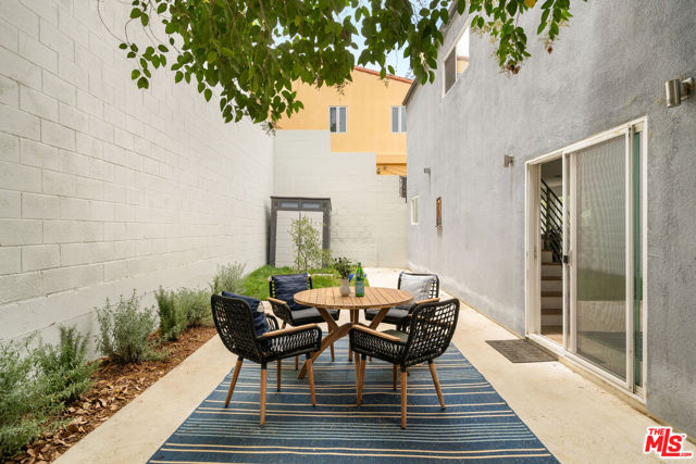 12366 Laurel Terrace Drive, Studio City CA: https://media.crmls.org/mediaz/01f8c86d-77ac-4fc0-87f5-b7b8f33aff0b.jpg