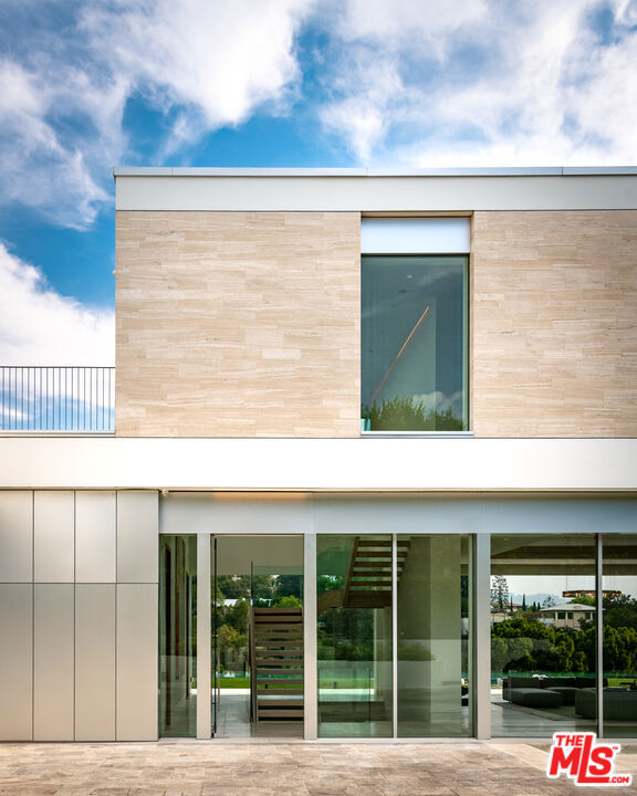 642 Perugia Way, Los Angeles CA: https://media.crmls.org/mediaz/01f91851-2abc-4c64-b9e9-93b549075c2a.jpg