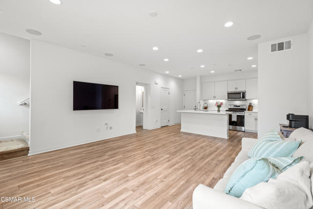212 Red Brick Drive, Simi Valley CA: https://media.crmls.org/mediaz/01f9893e-e265-468e-8235-310f57eed419.jpg