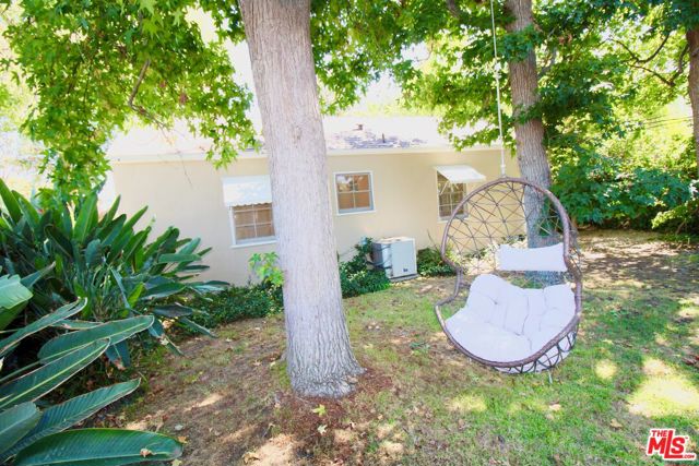 11410 Aqua Vista Street, Studio City CA: https://media.crmls.org/mediaz/01f9e87e-5900-46c0-86e4-1f4db5e8246e.jpg