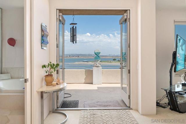 3328 Crown Point, San Diego CA: https://media.crmls.org/mediaz/01fa7579-baa6-428e-afbf-7299629cb7e0.jpg