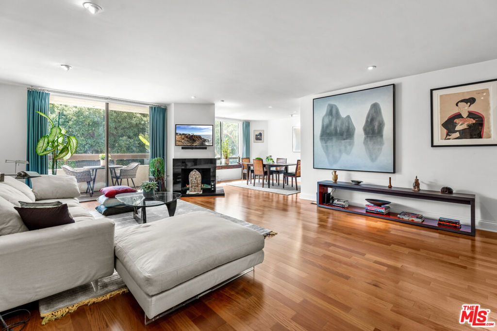 851 N Kings Road #102