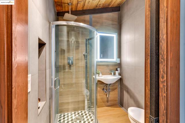 6141 Merriewood Dr, Oakland CA: https://media.crmls.org/mediaz/01fb0960-9a00-45c2-a3f2-3919d02ab8b3.jpg