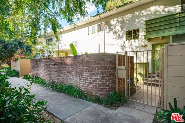 5172 1/2 Village, Los Angeles CA: https://media.crmls.org/mediaz/01fb102e-0d87-4a3a-96d5-638c5c8cab58.jpg