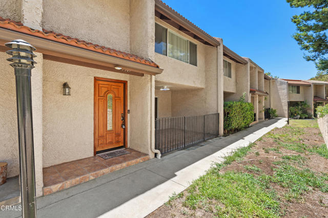 9503 Via Venezia, Burbank CA: https://media.crmls.org/mediaz/01fbaffd-62e4-4ddc-82c8-e0b4a42043a8.jpg