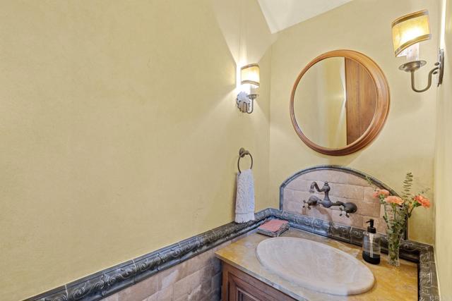 271 Ocean View Ave, Del Mar CA: https://media.crmls.org/mediaz/01fbf9a2-03f6-4c5c-ac9f-0e18171a75ac.jpg