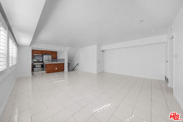 148 S Reeves Drive, Beverly Hills CA: https://media.crmls.org/mediaz/01fc5748-997a-4826-a280-6e166a443ab1.jpg