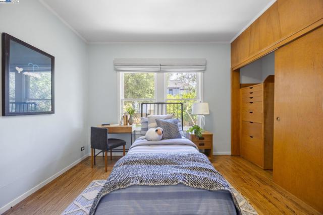 898 Union St, Alameda CA: https://media.crmls.org/mediaz/01fc69ba-f758-461e-9c5a-4eacc15aa50c.jpg