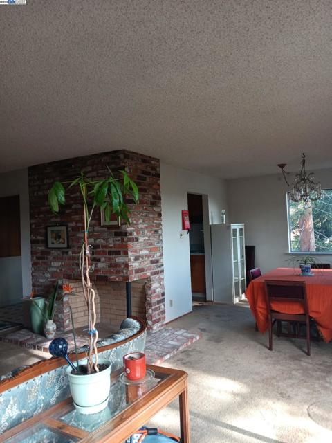 18393 Pepper St, Castro Valley CA: https://media.crmls.org/mediaz/01fd3455-be3c-4df1-8a3d-d782bd7ffce2.jpg