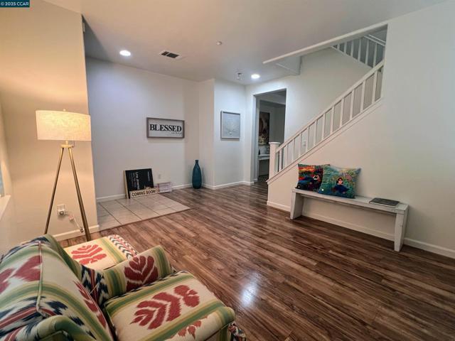 430 Chestnut Street, Brentwood CA: https://media.crmls.org/mediaz/01fe0848-06be-48e5-b205-581324c75529.jpg