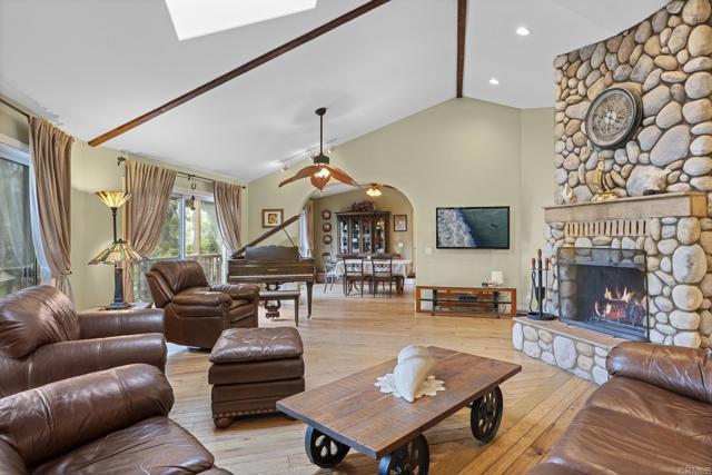 31619 21 Via Puerta Del Sol, Bonsall CA: https://media.crmls.org/mediaz/01fe5f1e-701d-4119-a597-f8e50e5c0fac.jpg