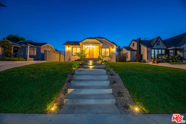 5325 S Victoria Avenue, Los Angeles CA: https://media.crmls.org/mediaz/01ffdff8-2383-4614-9b99-899b17a9e313.jpg