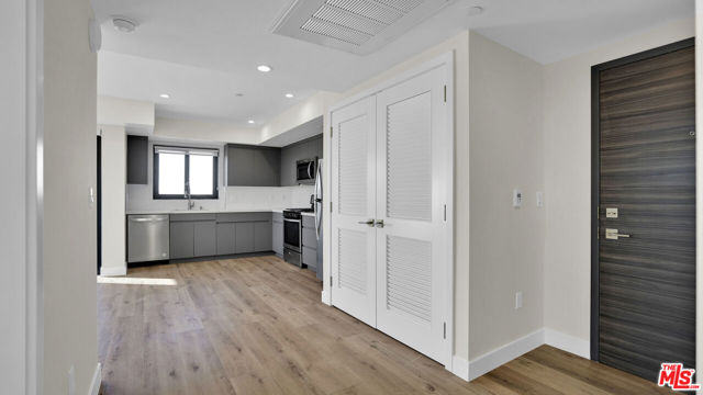 846 S Mariposa Avenue, Los Angeles CA: https://media.crmls.org/mediaz/0200612d-374f-427c-943c-9f2de5551fab.jpg