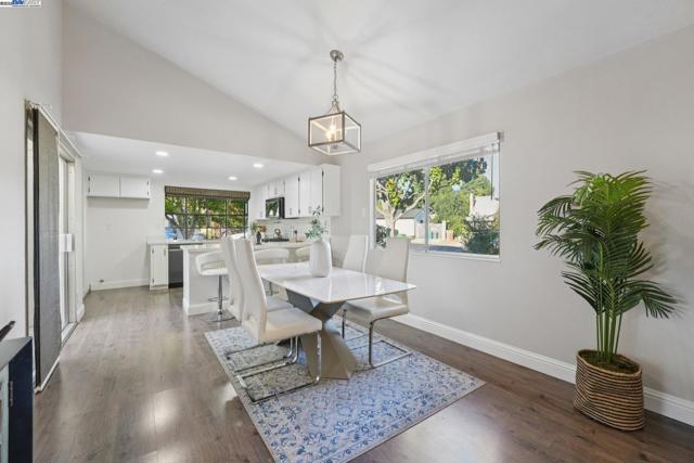 33177 Quail Drive, Union City CA: https://media.crmls.org/mediaz/0200fc1e-6f3a-4d44-b3ba-558bc9b4ddf0.jpg
