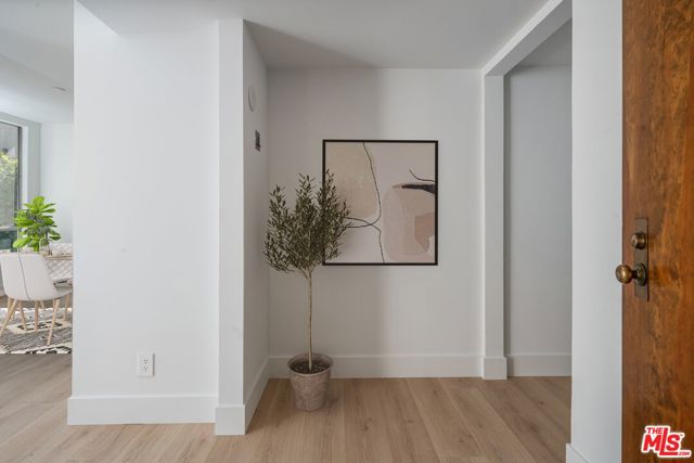 406 N Oakhurst Drive, Beverly Hills CA: https://media.crmls.org/mediaz/02023a53-0444-455f-b5c5-67d259564cf0.jpg