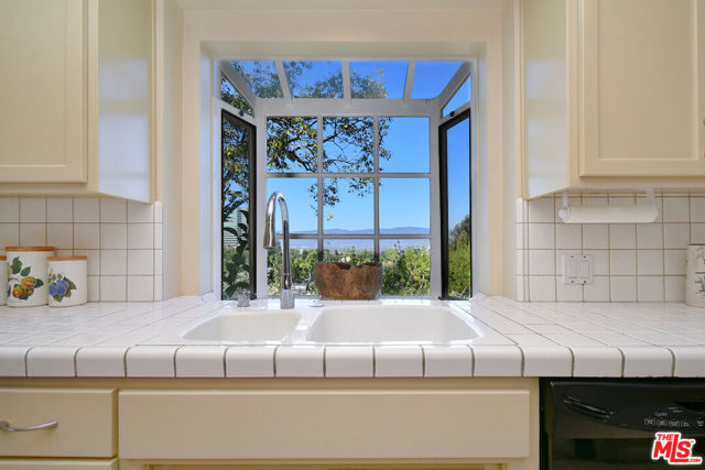 15213 Del Gado Drive, Sherman Oaks CA: https://media.crmls.org/mediaz/02024c78-a645-4883-9fbd-035516892f0e.jpg