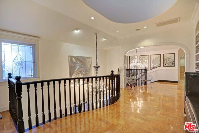 725 N Faring Road, Los Angeles CA: https://media.crmls.org/mediaz/0202f966-f1e3-4732-a0a8-d5ecbe556ffc.jpg
