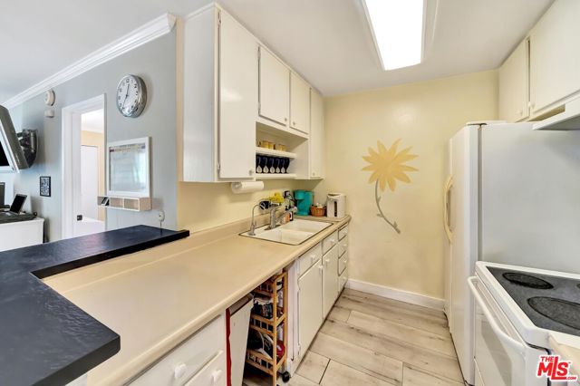 320 S Ardmore Avenue, Los Angeles CA: https://media.crmls.org/mediaz/020310db-3592-413f-b817-e6071859f710.jpg