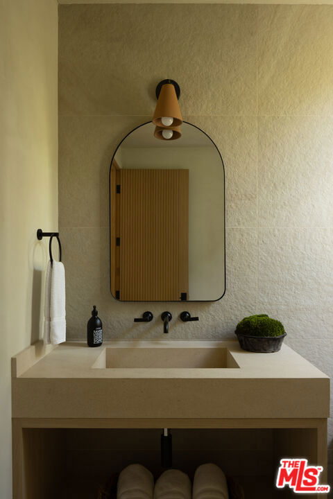 2115 Walnut Avenue, Venice CA: https://media.crmls.org/mediaz/0203787c-293d-4da8-9f04-09d2045cf45c.jpg