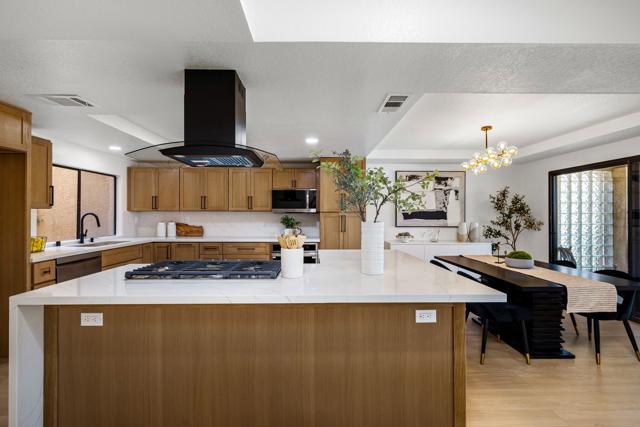 4 Maximo Way, Palm Desert CA: https://media.crmls.org/mediaz/0204e3c6-345a-4392-9b6d-a02fbd140c64.jpg