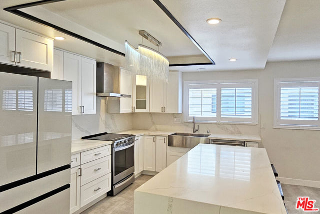 18130 Oxnard Street, Tarzana CA: https://media.crmls.org/mediaz/02055023-c6d6-4241-a35b-09fe361c2199.jpg