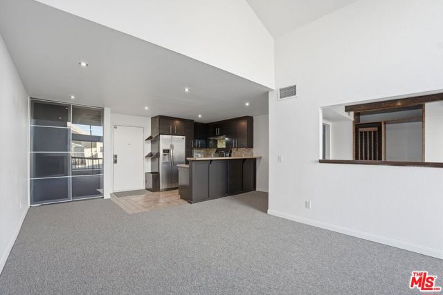 5530 Owensmouth Avenue, Woodland Hills CA: https://media.crmls.org/mediaz/02056943-2add-4f5a-a041-f1041f58b3f7.jpg