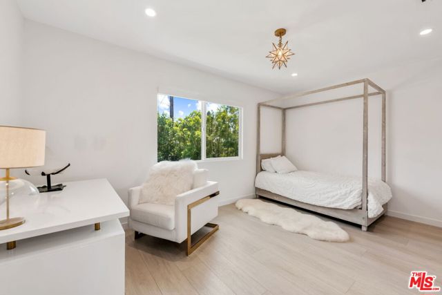 12763 Kling Street, Studio City CA: https://media.crmls.org/mediaz/02057e93-304a-4428-8f18-164de66fd7c9.jpg