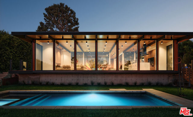5637 Busch Drive, Malibu CA: https://media.crmls.org/mediaz/02063508-62bf-46e9-b50c-648a88e09649.jpg