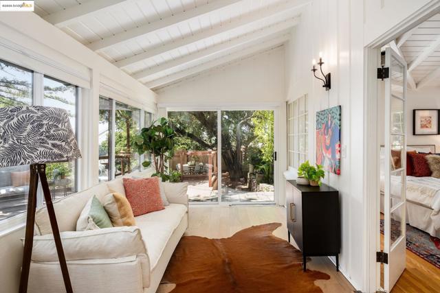 2976 Joaquin Miller Rd, Oakland CA: https://media.crmls.org/mediaz/0208915b-33bc-46ee-a11e-617868cc1ba3.jpg