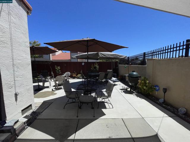 9 Aquamarine Ct, Hercules CA: https://media.crmls.org/mediaz/020999d9-5cd9-456c-b076-cce0b96262f1.jpg