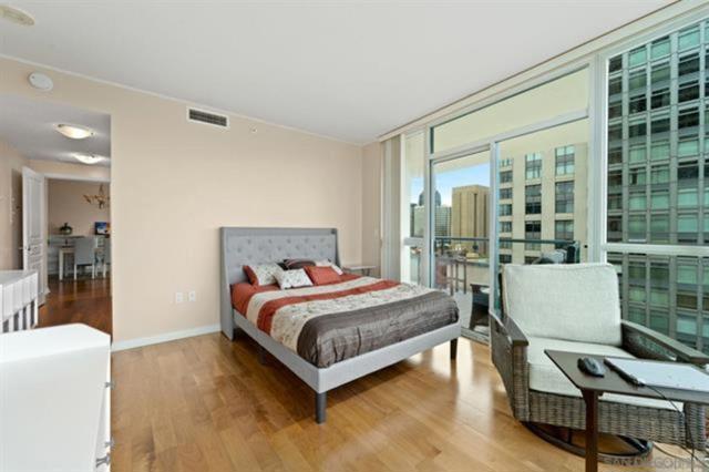 555 Front St, San Diego CA: https://media.crmls.org/mediaz/0209d784-e8f9-4214-bf51-ee4e9307f5a6.jpg