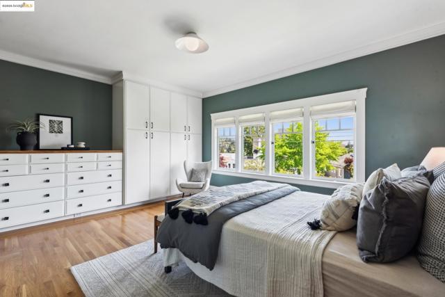 1015 Warfield Ave, Oakland CA: https://media.crmls.org/mediaz/0209f741-27b2-4cc8-860c-520d9ef0b262.jpg