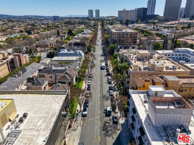 144 S Spalding Drive, Beverly Hills CA: https://media.crmls.org/mediaz/020a132e-5164-40d6-a36c-33964d39b6a0.jpg