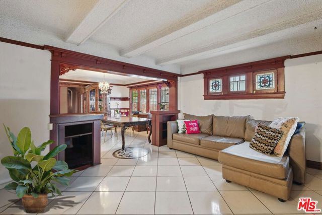 128 N St Andrews Place, Los Angeles CA: https://media.crmls.org/mediaz/020aa9e8-2b75-485d-8c59-1ea0dba5f864.jpg