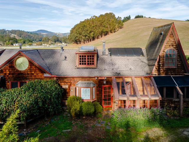 1009 Miramontes Street, Half Moon Bay CA: https://media.crmls.org/mediaz/020bc367-29db-41f5-8e34-0b8dbae86c5d.jpg