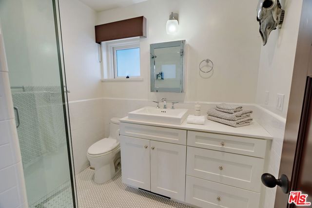 3527 Wonder View Drive, Los Angeles CA: https://media.crmls.org/mediaz/020c15f8-b765-4bb9-8689-169281f00f05.jpg